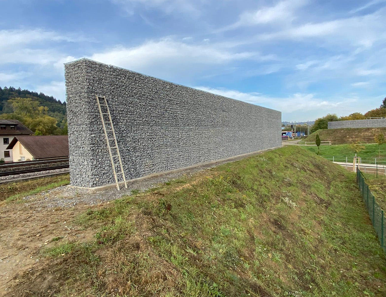 Schröer Gabione Schallschutz an einer Bahnstrecke