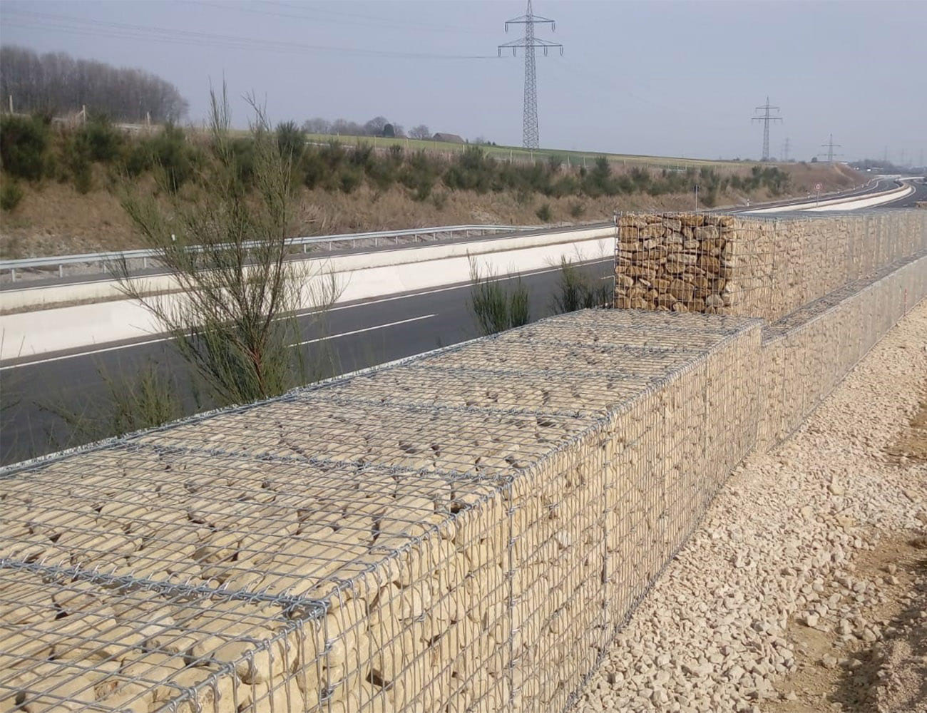 Gabione an einer Autobahn